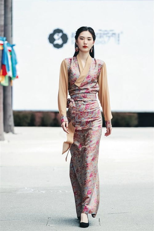 用時尚語言講述民族故事 民族服飾文化的t臺夢